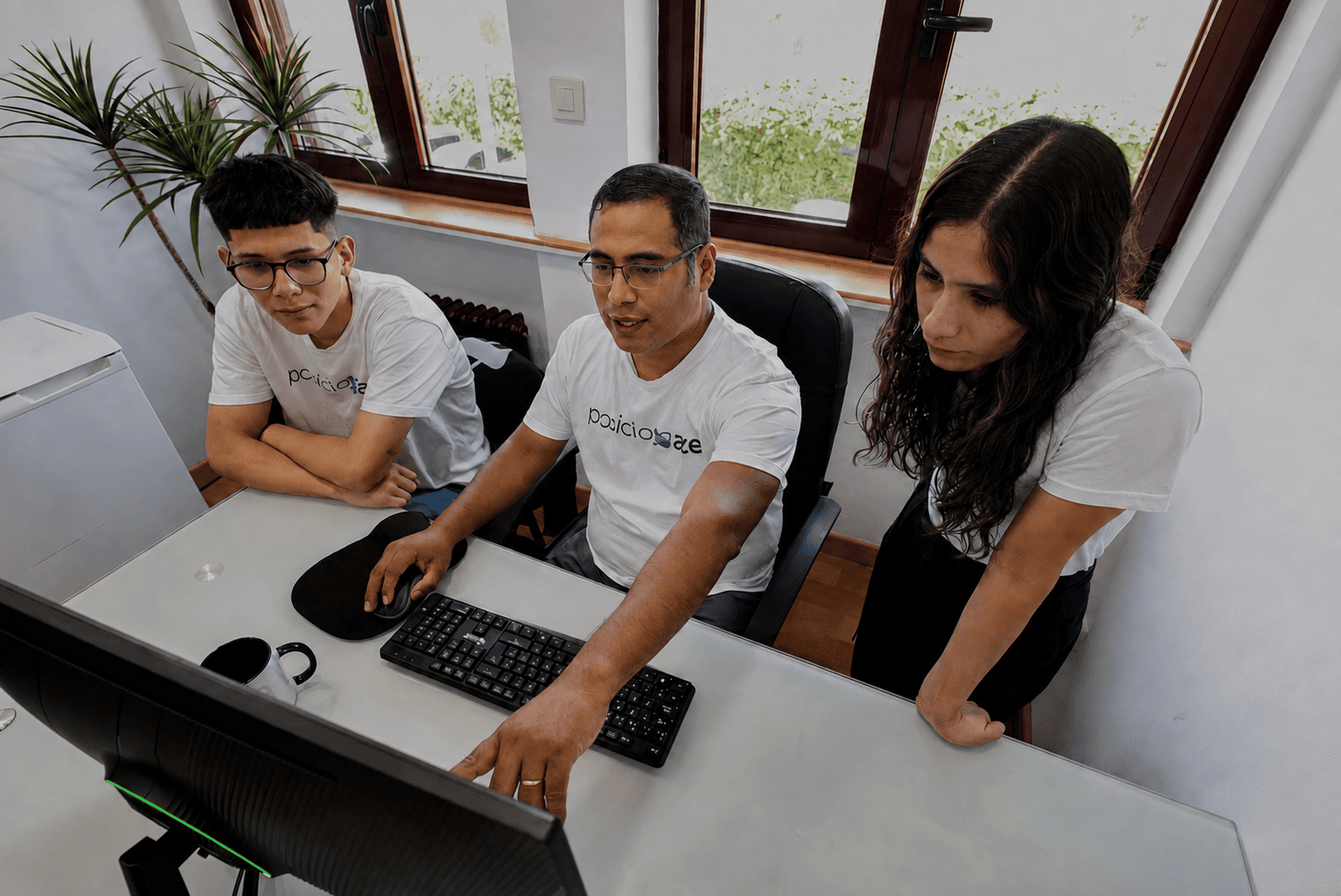 Consultores de Posicionaze analizando datos SEO de un proyecto